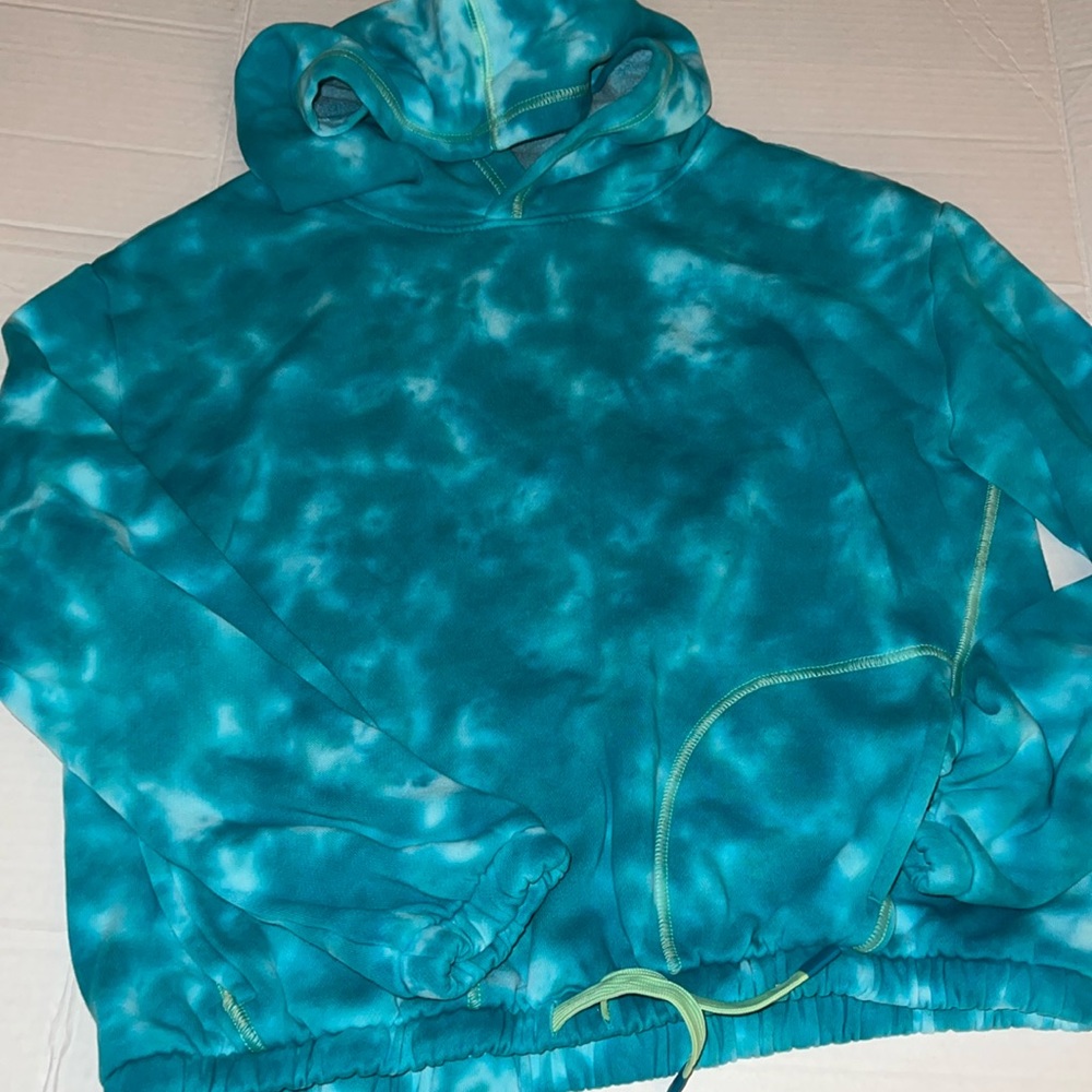 Girls Lands’End Tie-Dye Hoodie.
